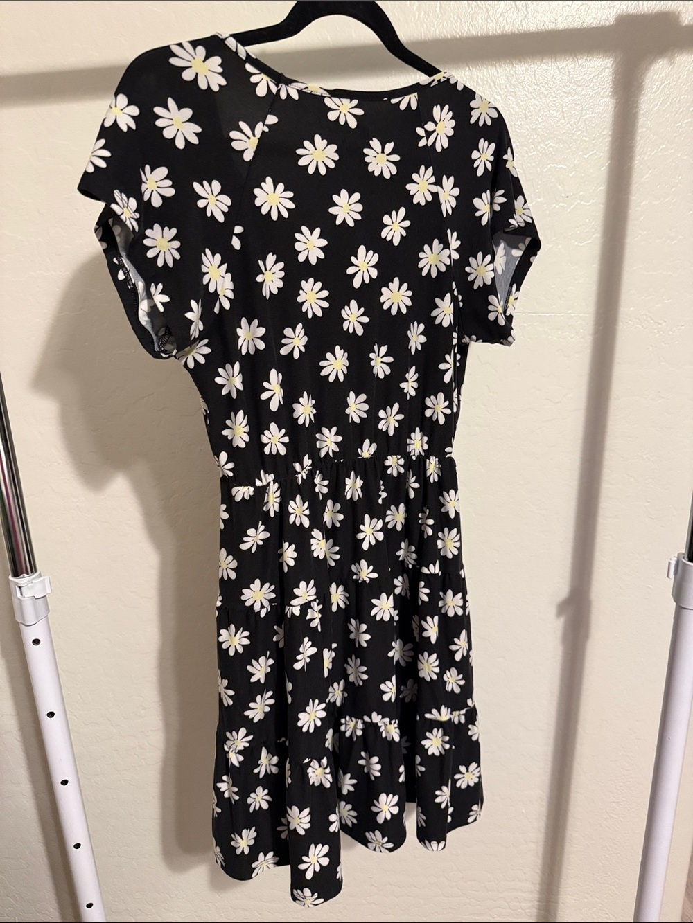 No Boundaries Black Daisy Print V-Neck Short Sleeve Dress - Picture 2 of 3